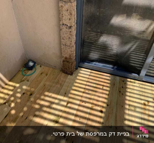 רצפת עץ עם צללים, כבל חשמלי ופנס
